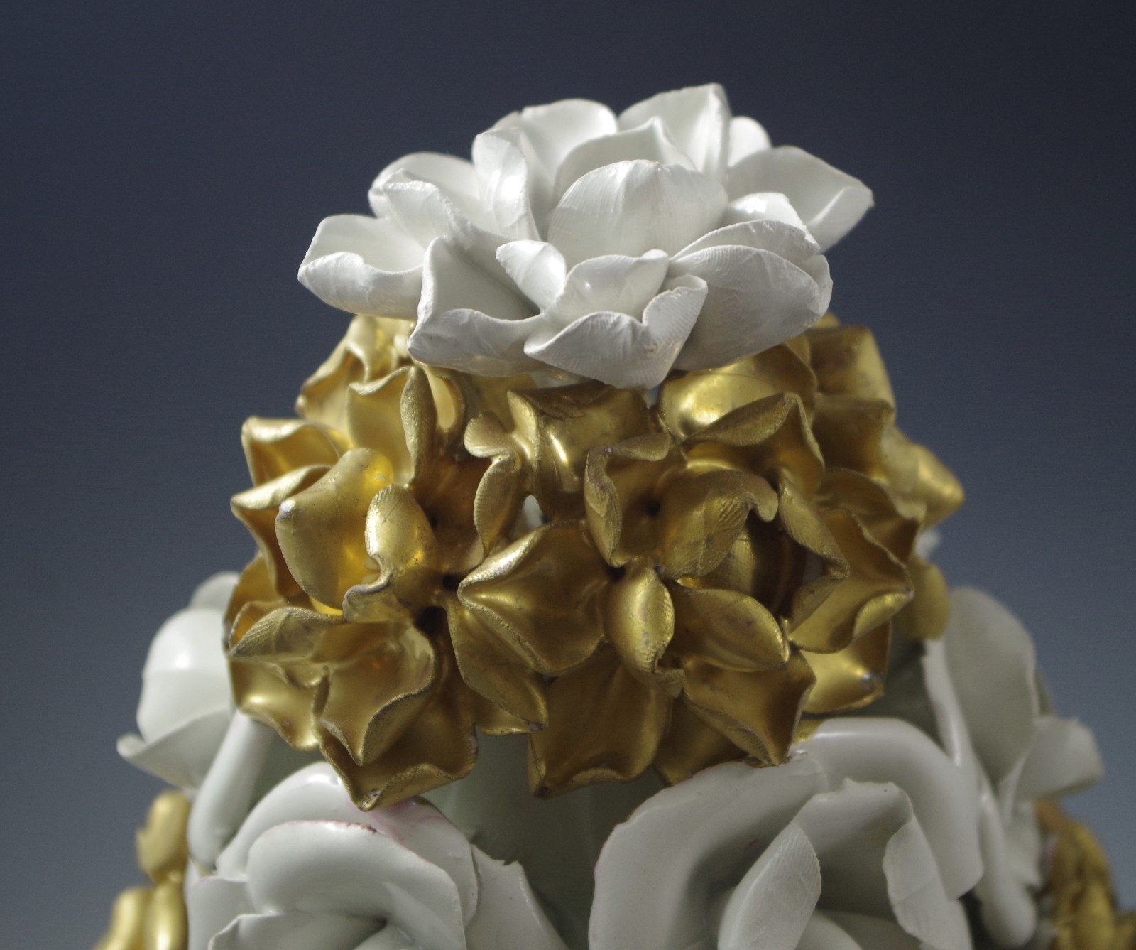 HOLLYWOOD REGENCY CAPODIMONTE ITALY WHITE GOLD ROSES XL TOPIARY WITH URN 22″