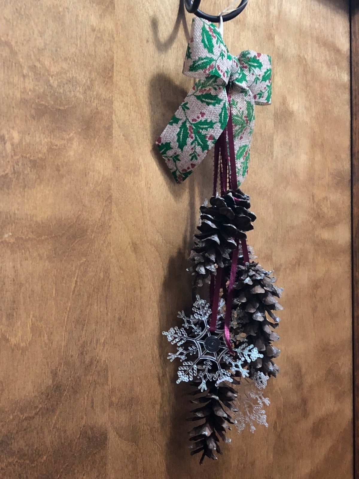 *Christmas Pinecone Tear Drop Door Swag Wreath Burlap Bow Holly Berry Snowflakes