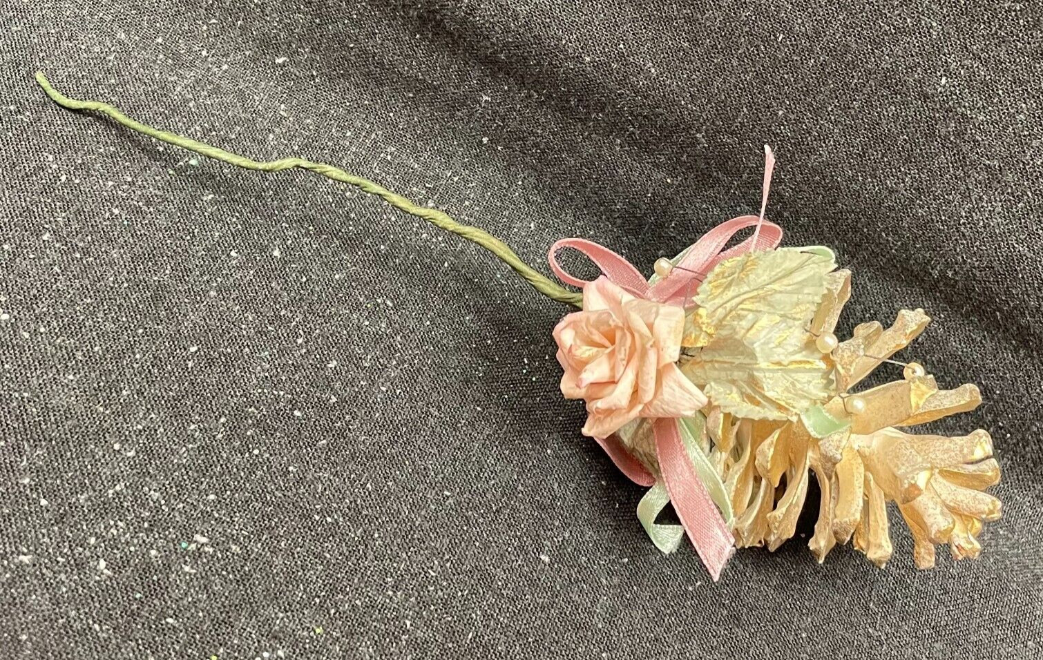 EUC S/6 Gold & White Pine Cones w/Pink Silk Roses, Pink/Green Ribbon, 7 1/2″ L