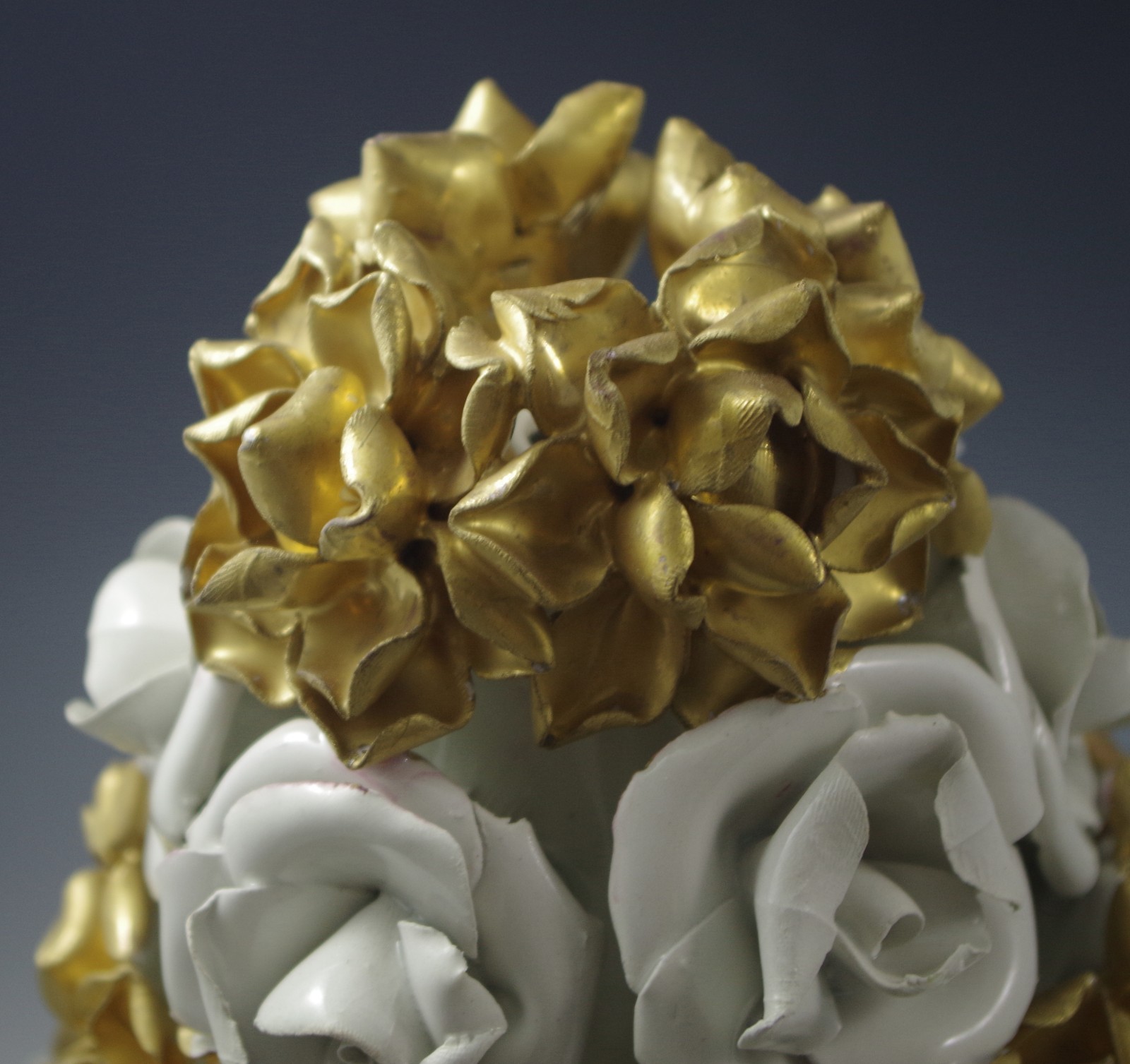 HOLLYWOOD REGENCY CAPODIMONTE ITALY WHITE GOLD ROSES XL TOPIARY WITH URN 22″