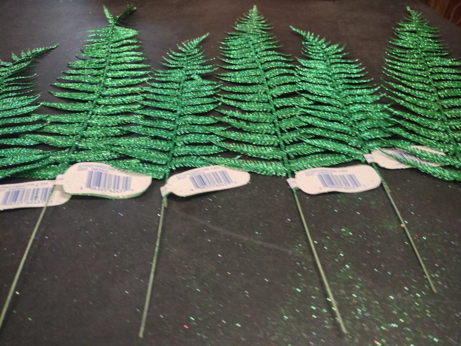 6 Pieces Emerald Green Glittered Retro Plastic Forrest Fern, 2 Sizes 15″ & 24″