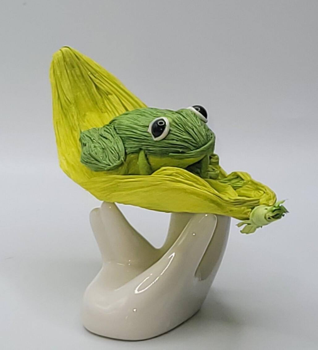 S/4 Handcrafted Crepe Paper Lifelike Frog/Lily Pad •Sturdy Colorful Decor Accent