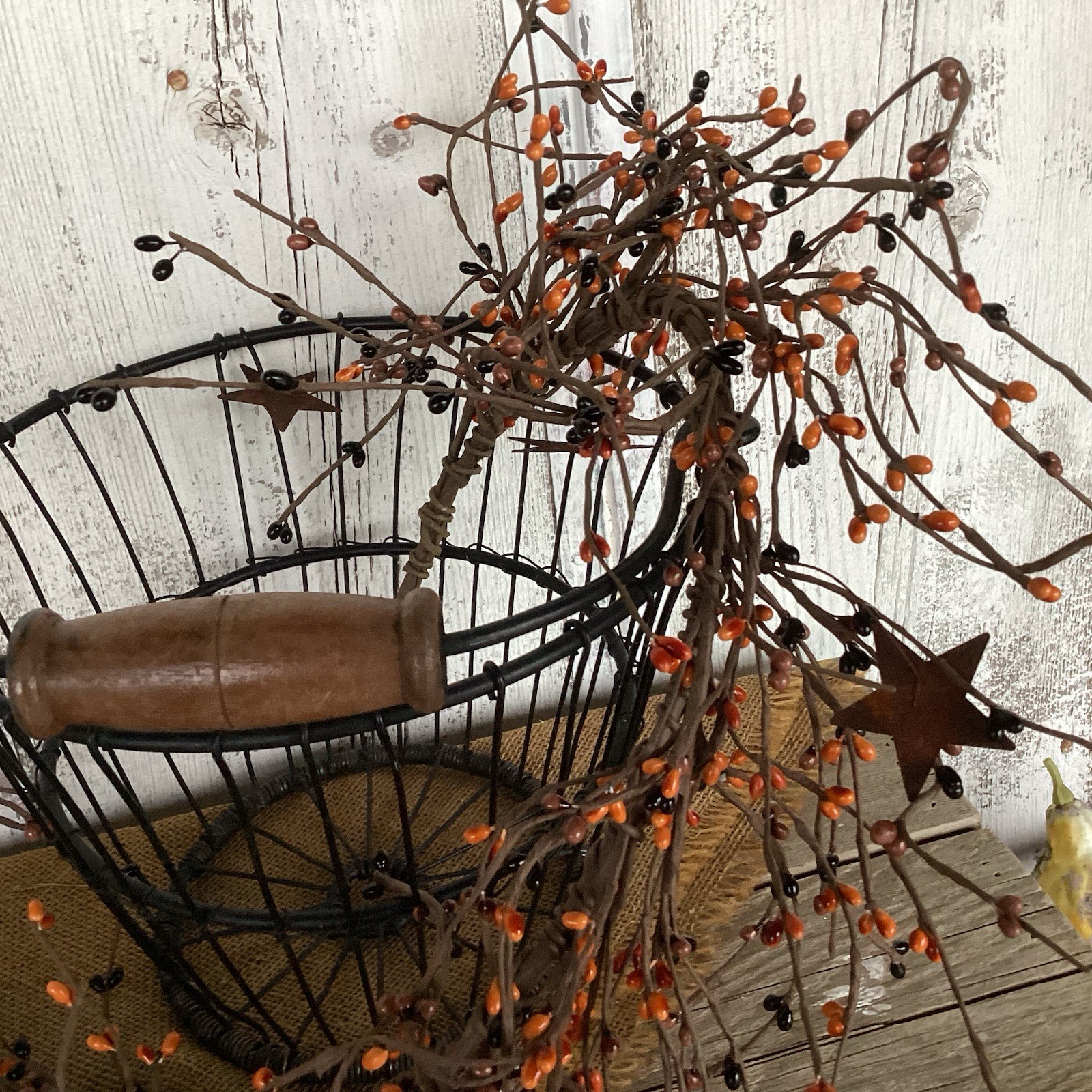 Primitive Mix Pip Berry And Rustic Stars 40” Flexible Garland
