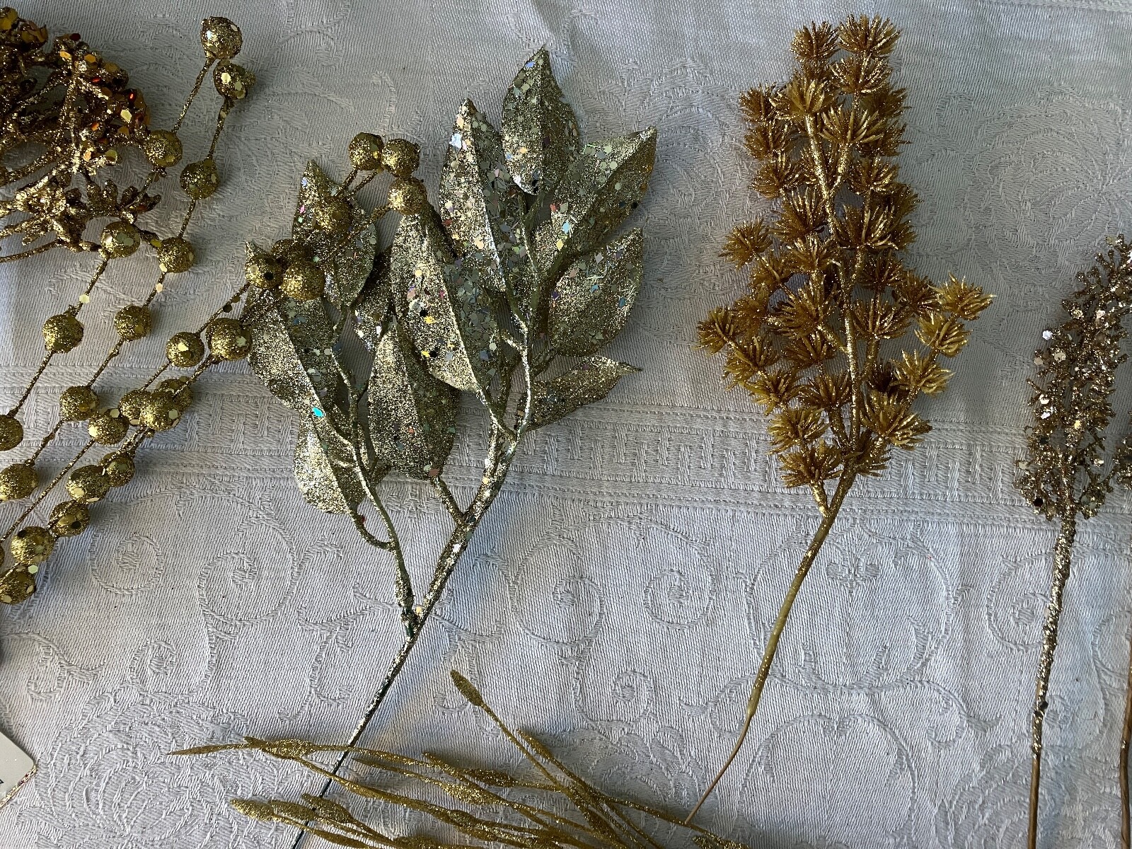 UNBELIEVABLE LOT OF 28 PIECES OF FLORAL DECOR FOR THE HOLIDAY SEASON.