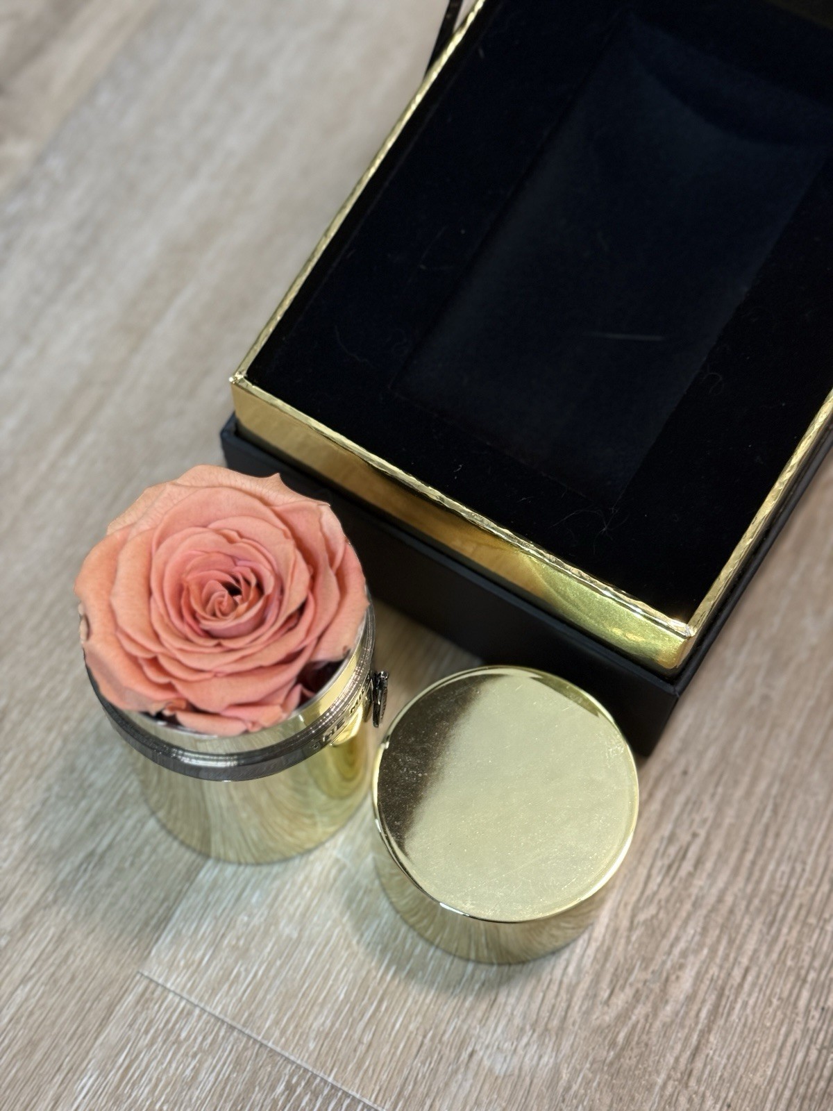 The Million Roses – Round Cold Box Inside Black box | Peach Colored Rose