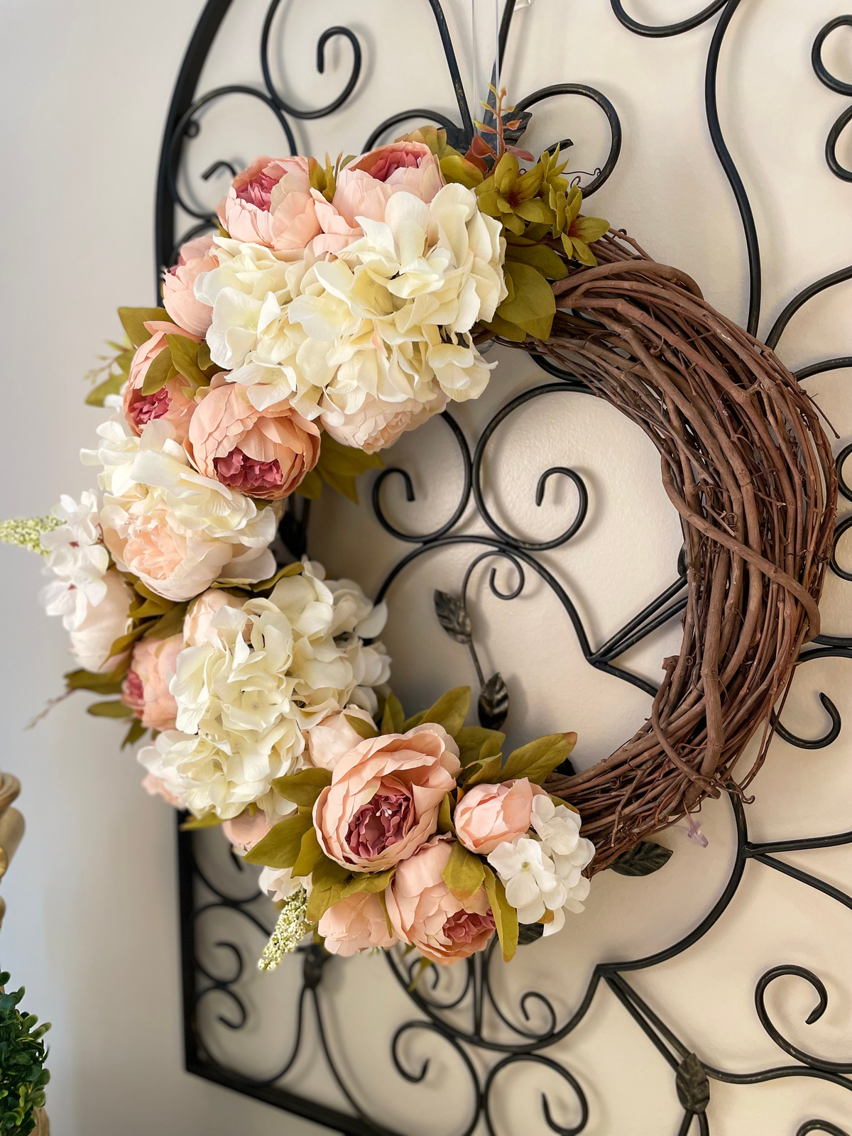 WREATH OBSESSION IN PEACHES AND CREAM