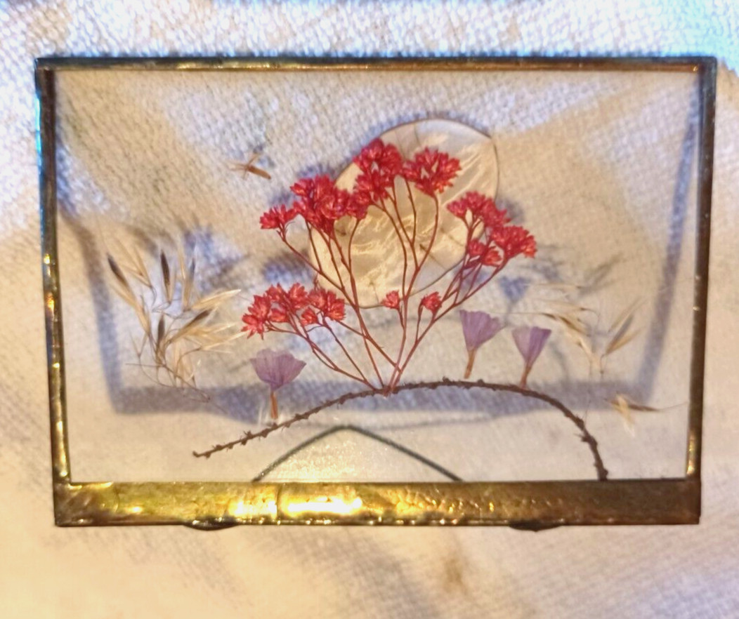 VTG DRIED PRESSED FLOWERS w/GLASS & PEWTER METAL FRAMED STAND-3″T x 4 1/2″W