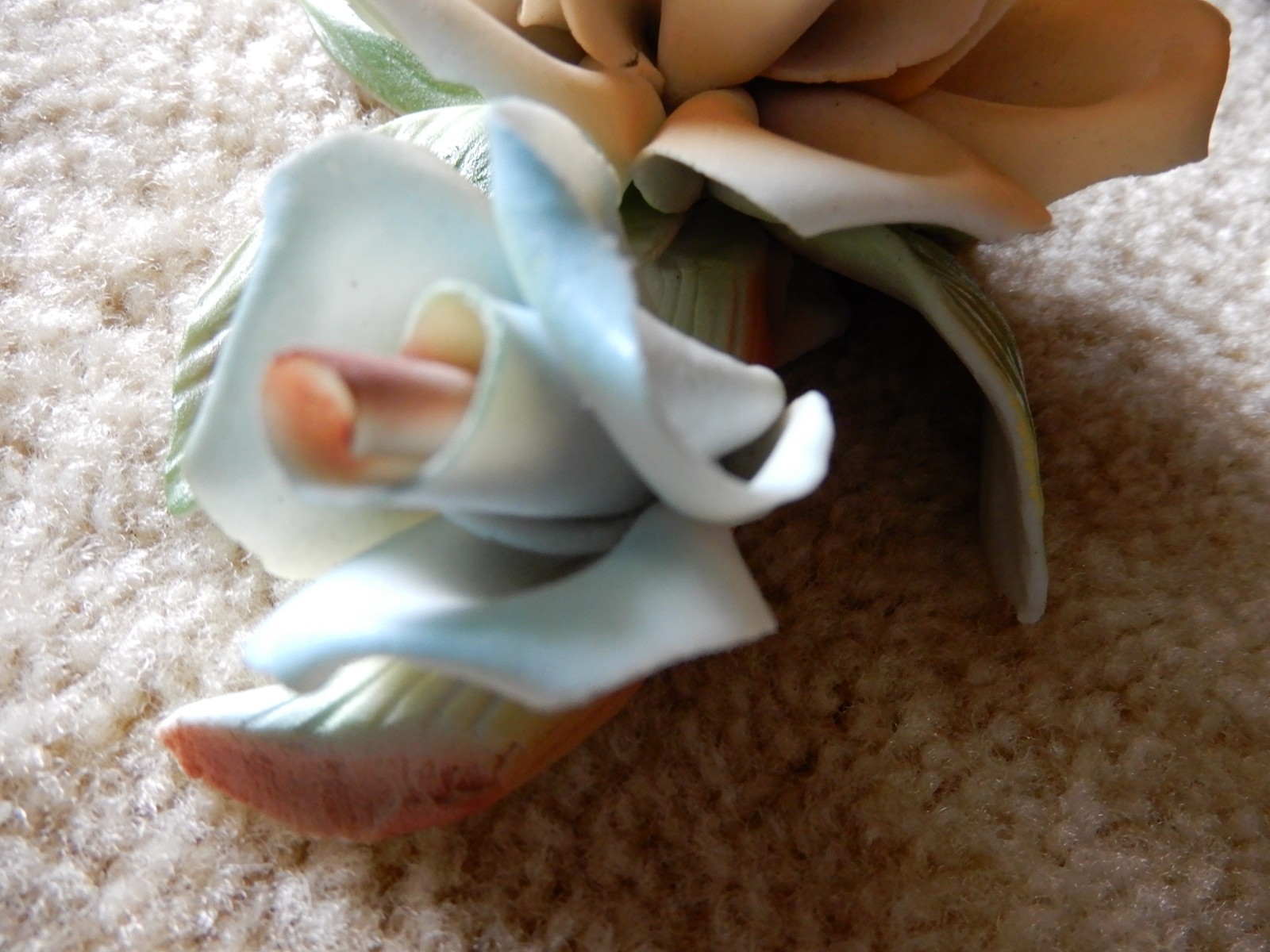 BEAUTIFUL BLUES YELLOW FLOWER SCULPTURE TABLE TOP DECORATION 7 1/2 INCHES LONG