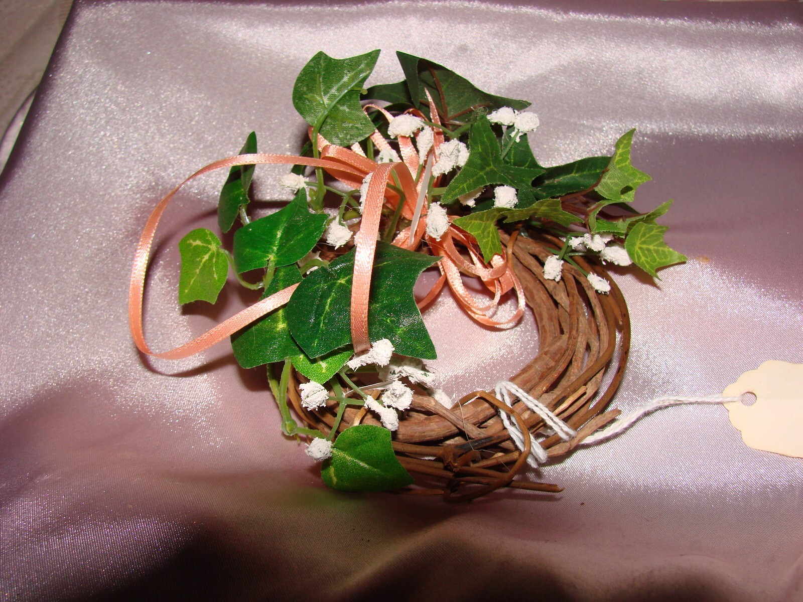 HD20 MINI 4″ WREATH WITH BABY’S BREATH AND IVY W/ PEACH RIBBON
