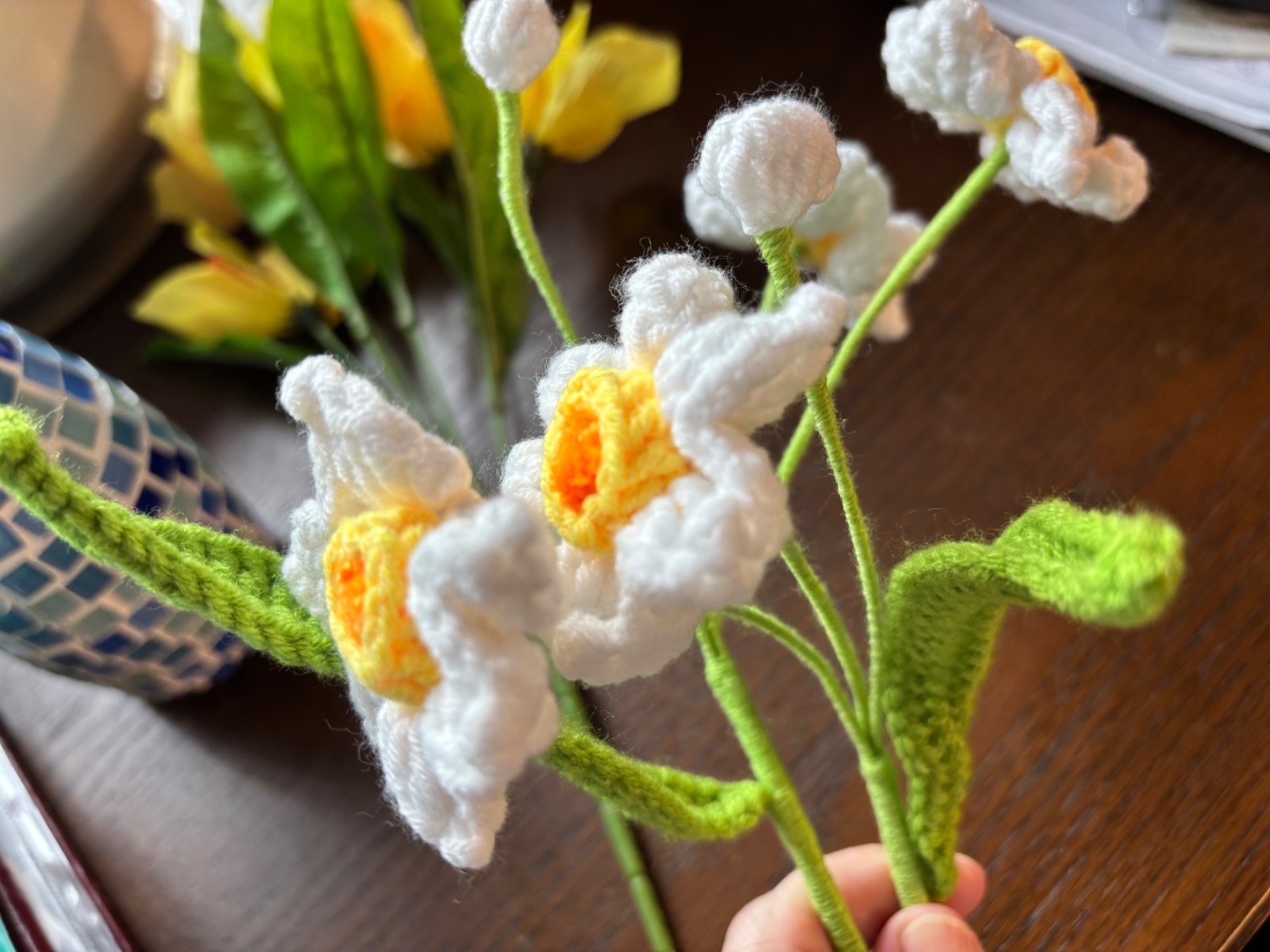 Crochet Daffodil Flower Bouquet 16.5″ Tall & Mosaic Handmade 7.5″ Blue Bud Vase
