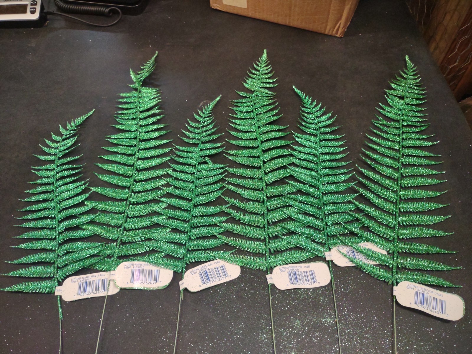 6 Pieces Emerald Green Glittered Retro Plastic Forrest Fern, 2 Sizes 15″ & 24″