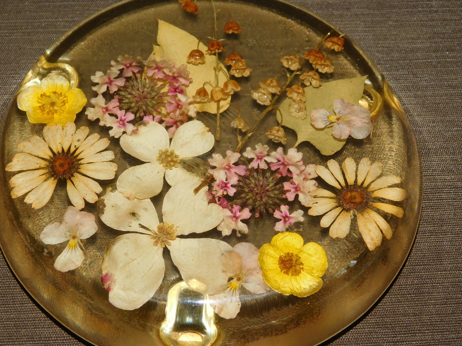 VINTAGE KITCHEN 6 1/2″ DRIED FLOWERS STEMS LEAVES CANDLE HOLDER LUCITE TRIVET
