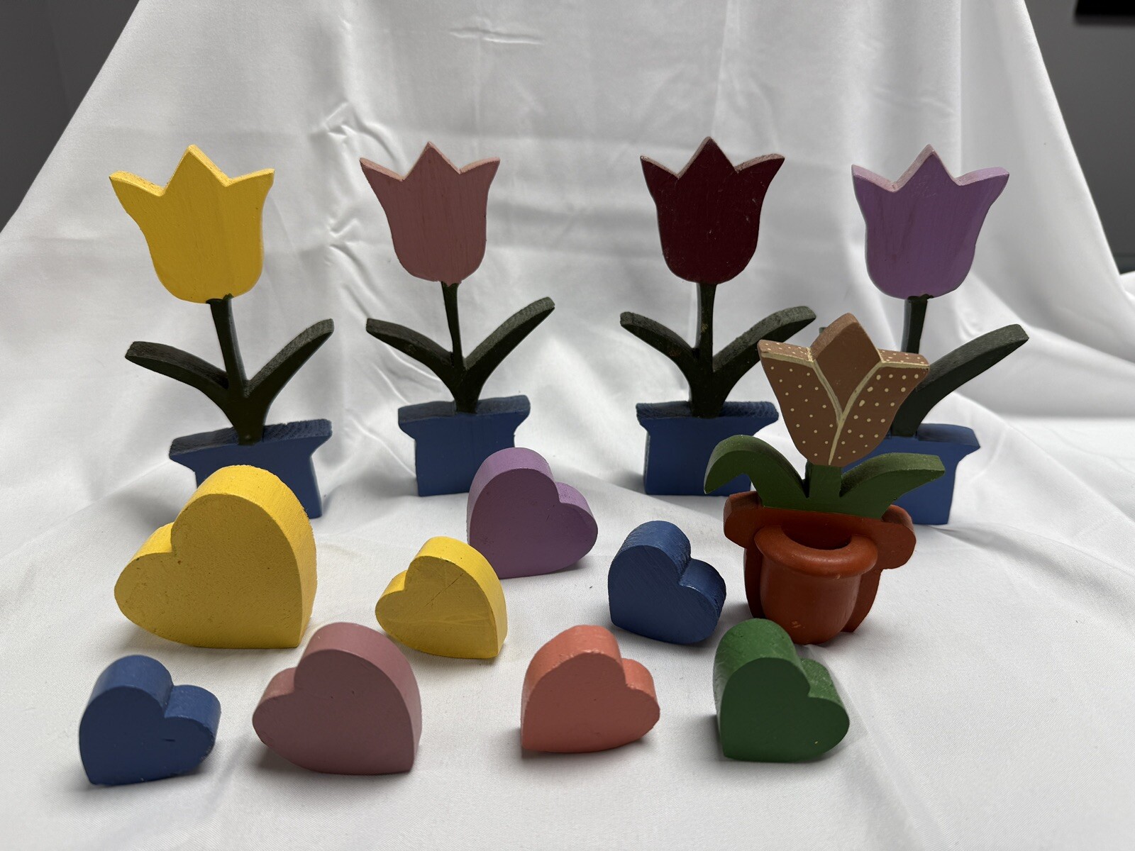 Lot of 13 Handmade Primitive Farmhouse Design Wooden Tulips And Hearts Folk 80s