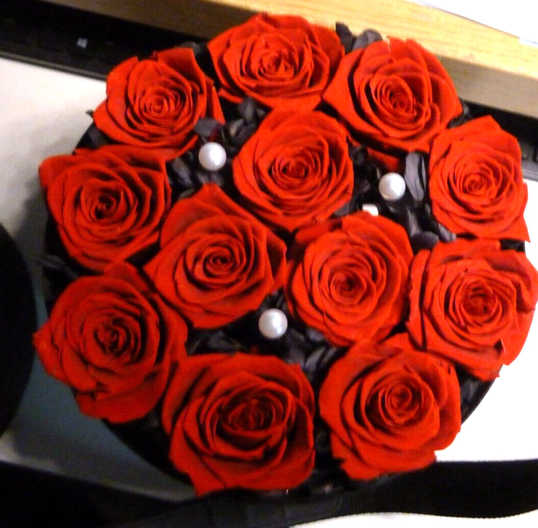 Roses forever – 12 Long Lasting Real Red Roses in a Box