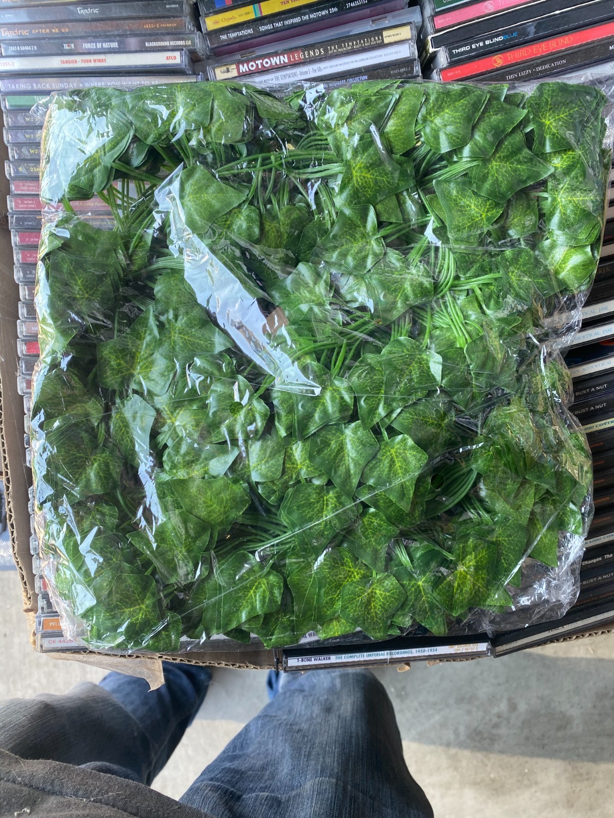 EZ Flowery *12 strands *84 total ft. *fake IVY *green *NEW in PACKAGE *(1 of 2)