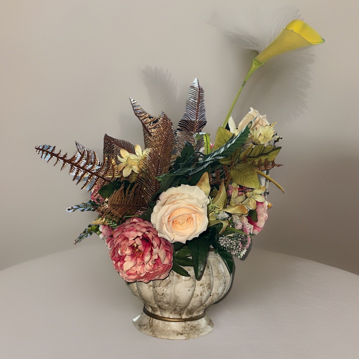 Faux Flowers in Ceramic Vase Artificial Flower Arrangement Decoration for Home