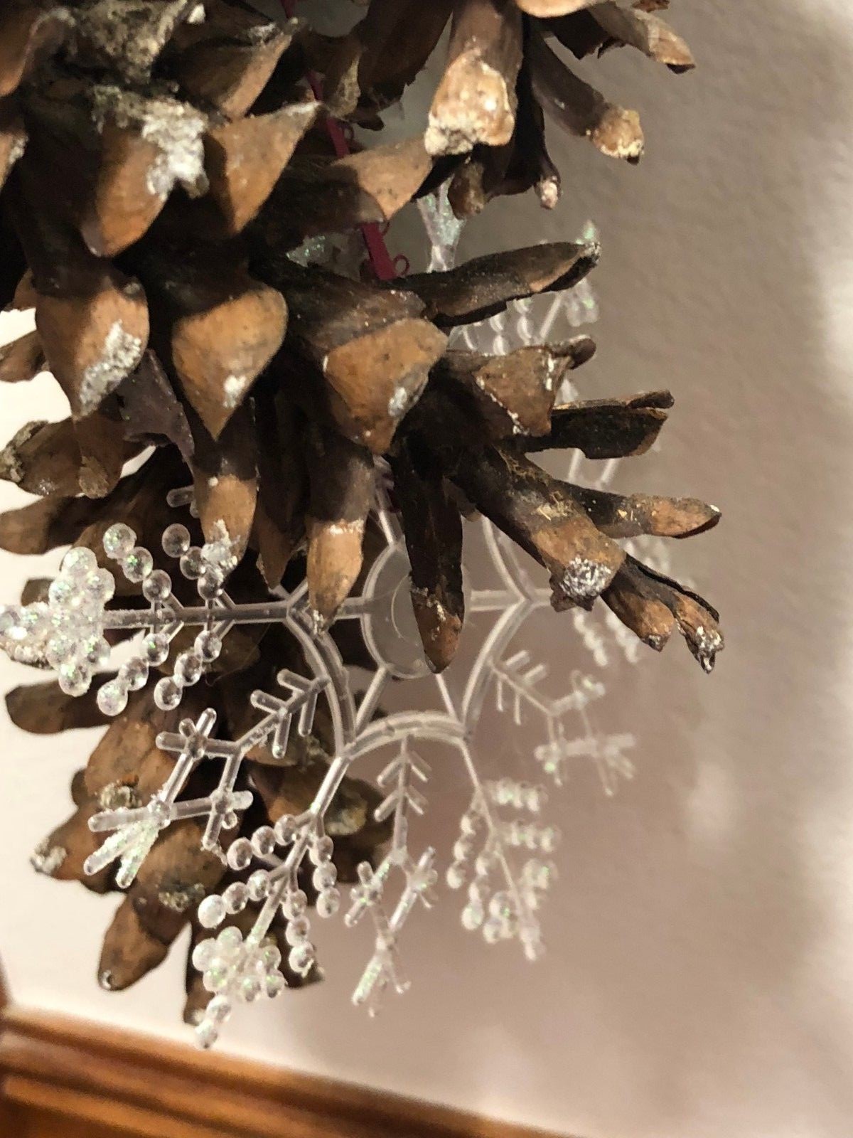 *Christmas Pinecone Tear Drop Door Swag Wreath Burlap Bow Holly Berry Snowflakes