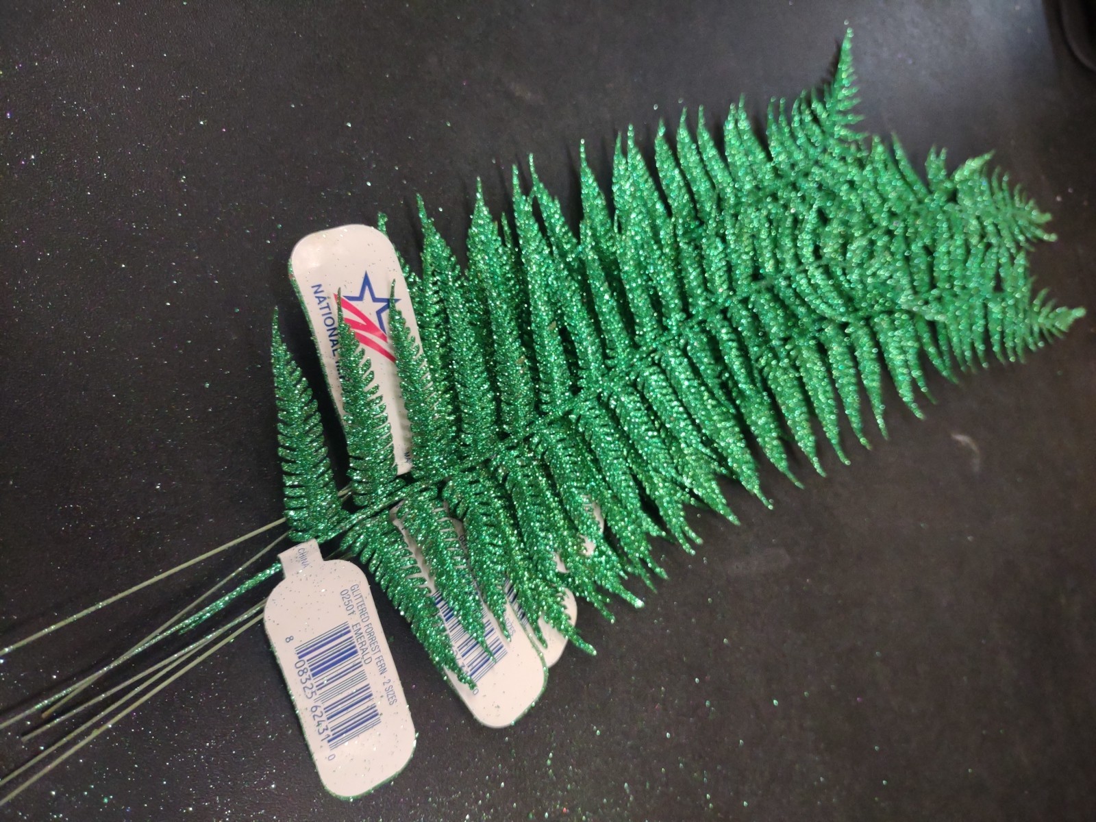 6 Pieces Emerald Green Glittered Retro Plastic Forrest Fern, 2 Sizes 15″ & 24″