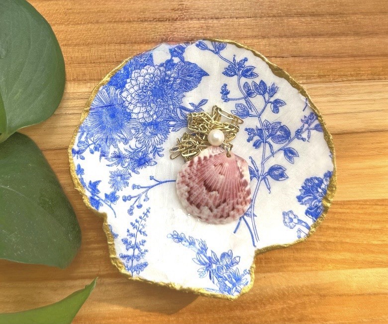 Chinoiserie Blue and White Floral Clam Shell Scallop Chinoiserie Home Decor