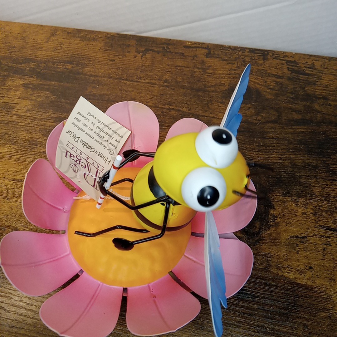 Regal Art & Gift Bee On Flower Tin Yard Decor Pink Flower Straw Decoration