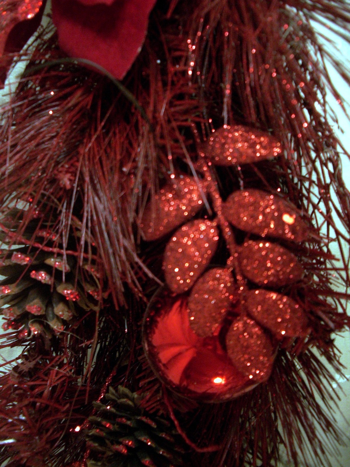 NWT 32″T Christmas Pine Grapevine Teardrop- Red Glitter, Poinsettias, Ornaments