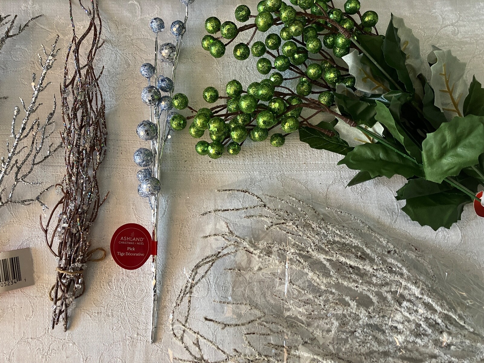 FANTASTIC LOT OF 22 PIECES OF FLORAL DECOR FOR THE HOLIDAY SEASON.
