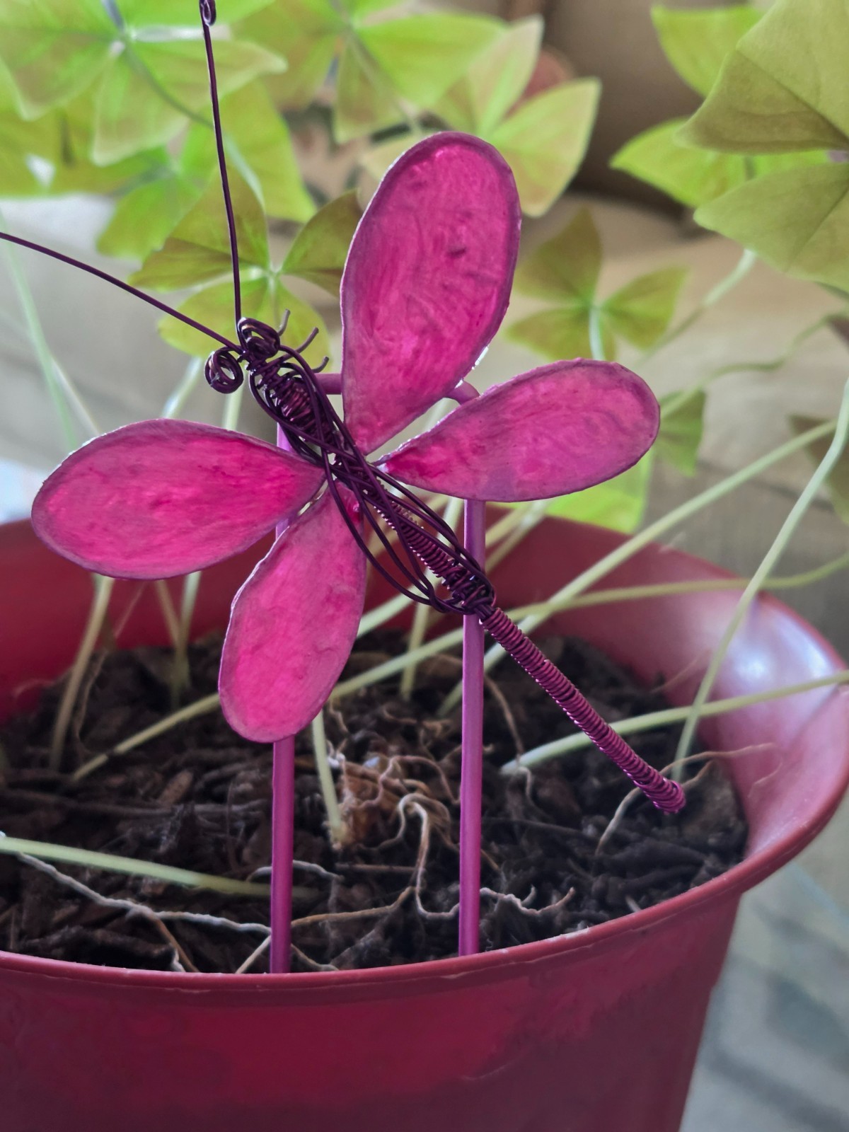 Wire dragonfly planter decor. Color: amethyst, handmade and hand painted.