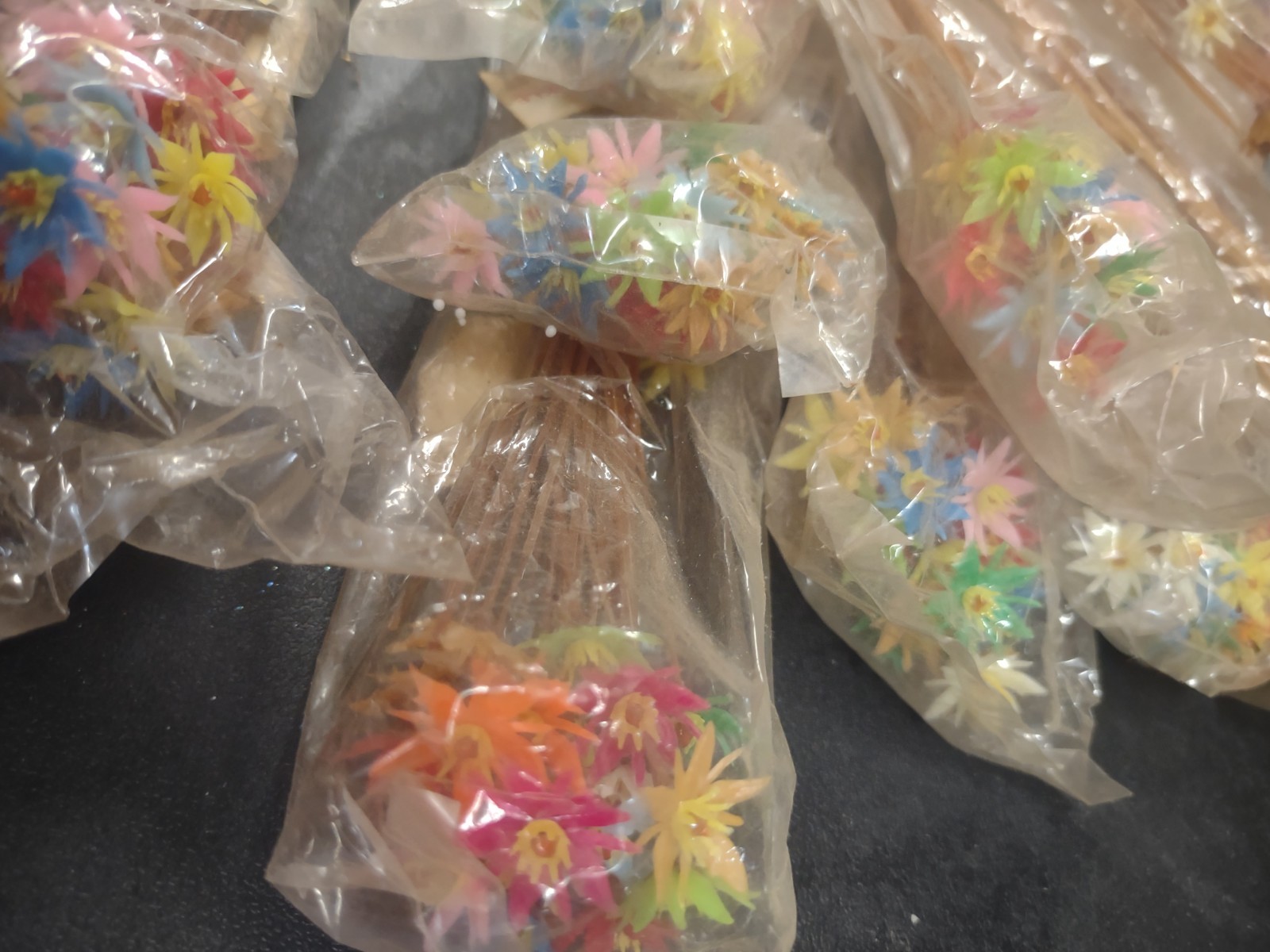 24 Stems: 1960s Vintage 0.5″ Plastic Straw Flower, Multicolor Daisy Flowers 12″