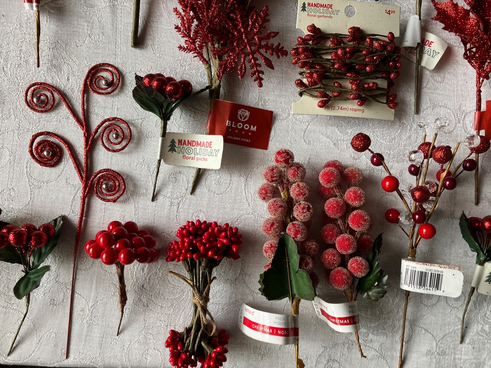 BEAUTIFUL HUGE LOT OF 23 PIECES OF FLORAL DECOR FOR THE HOLIDAY SEASON.