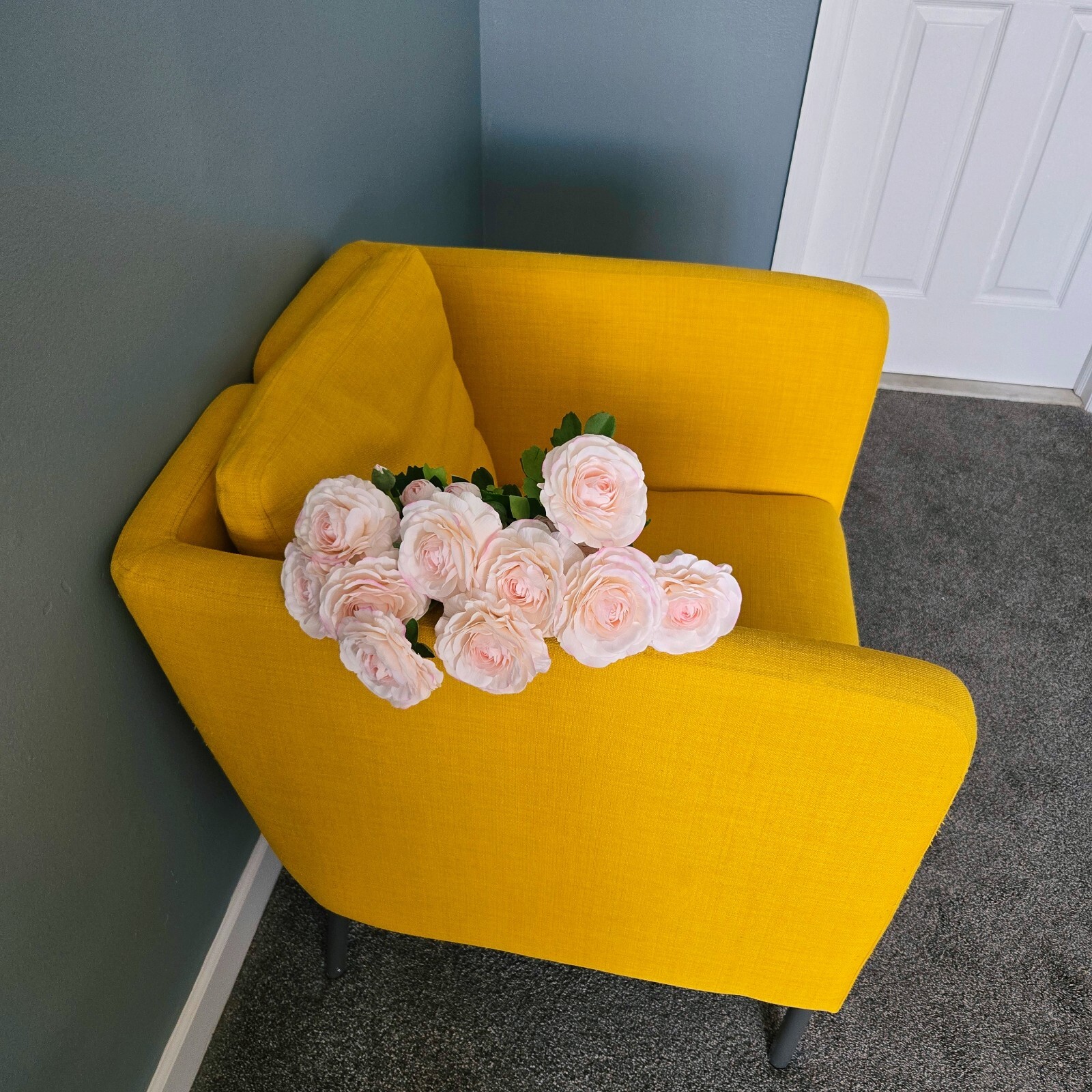 10PCS ranunculus bouquet, each featuring one open bloom and one bud.