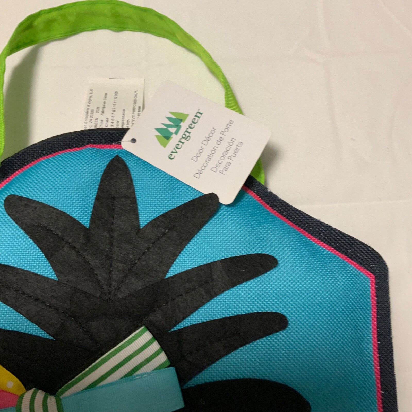 Evergreen Black & White pineapple door decor with blue background NEW WITH TAGS!