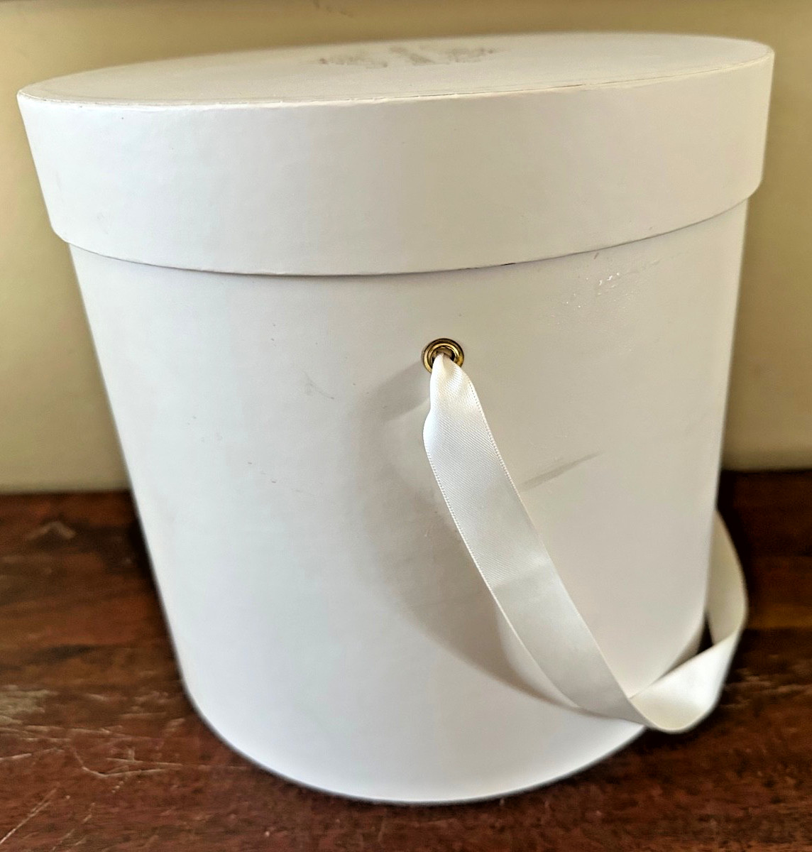 “J’adore Les Fleurs” Premium Quality Round Floral Flower Gift Box w/ Lid White