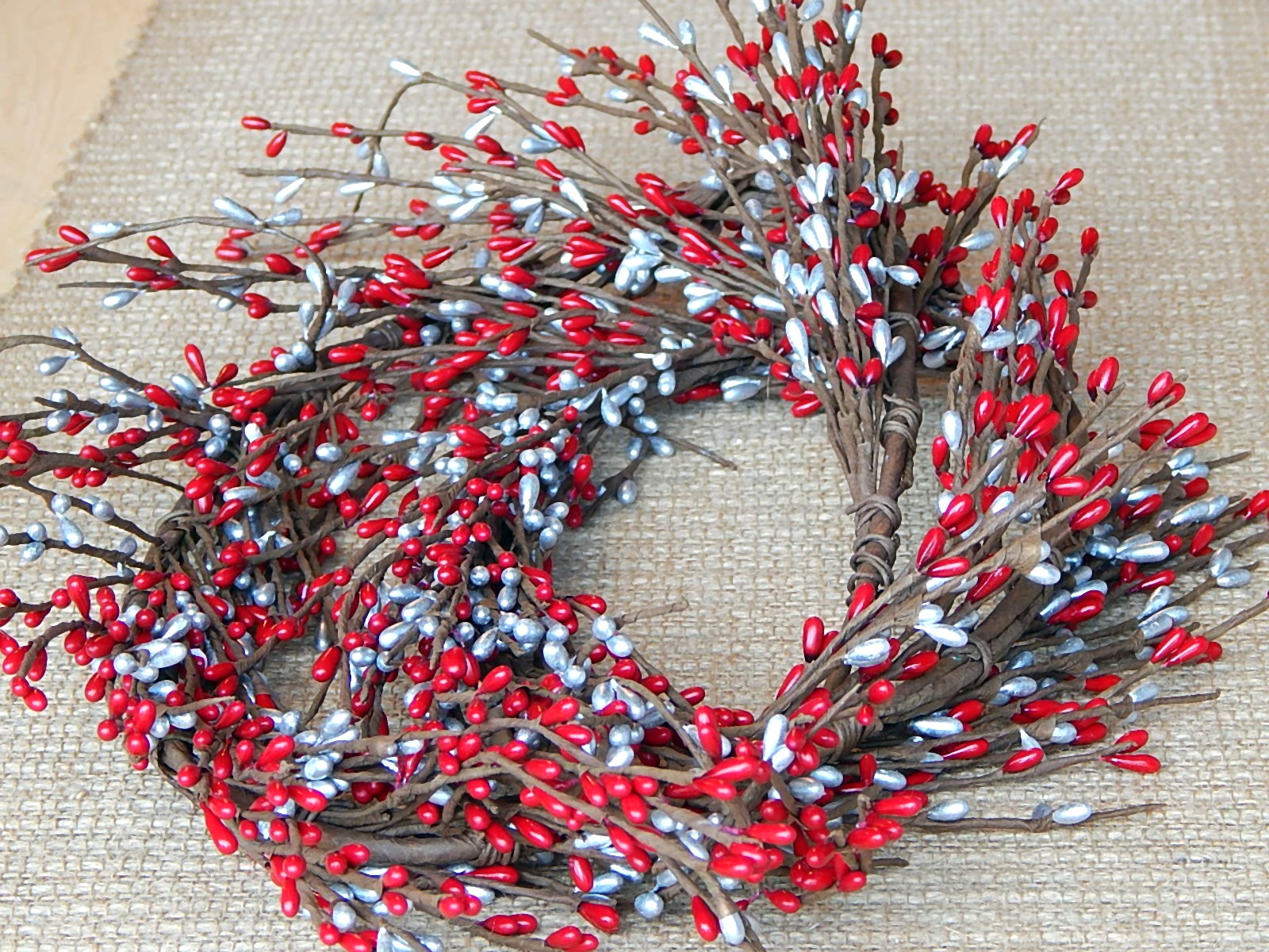Red Silver Pip Berry Garland 55″ – Christmas/Anniversary – NEW