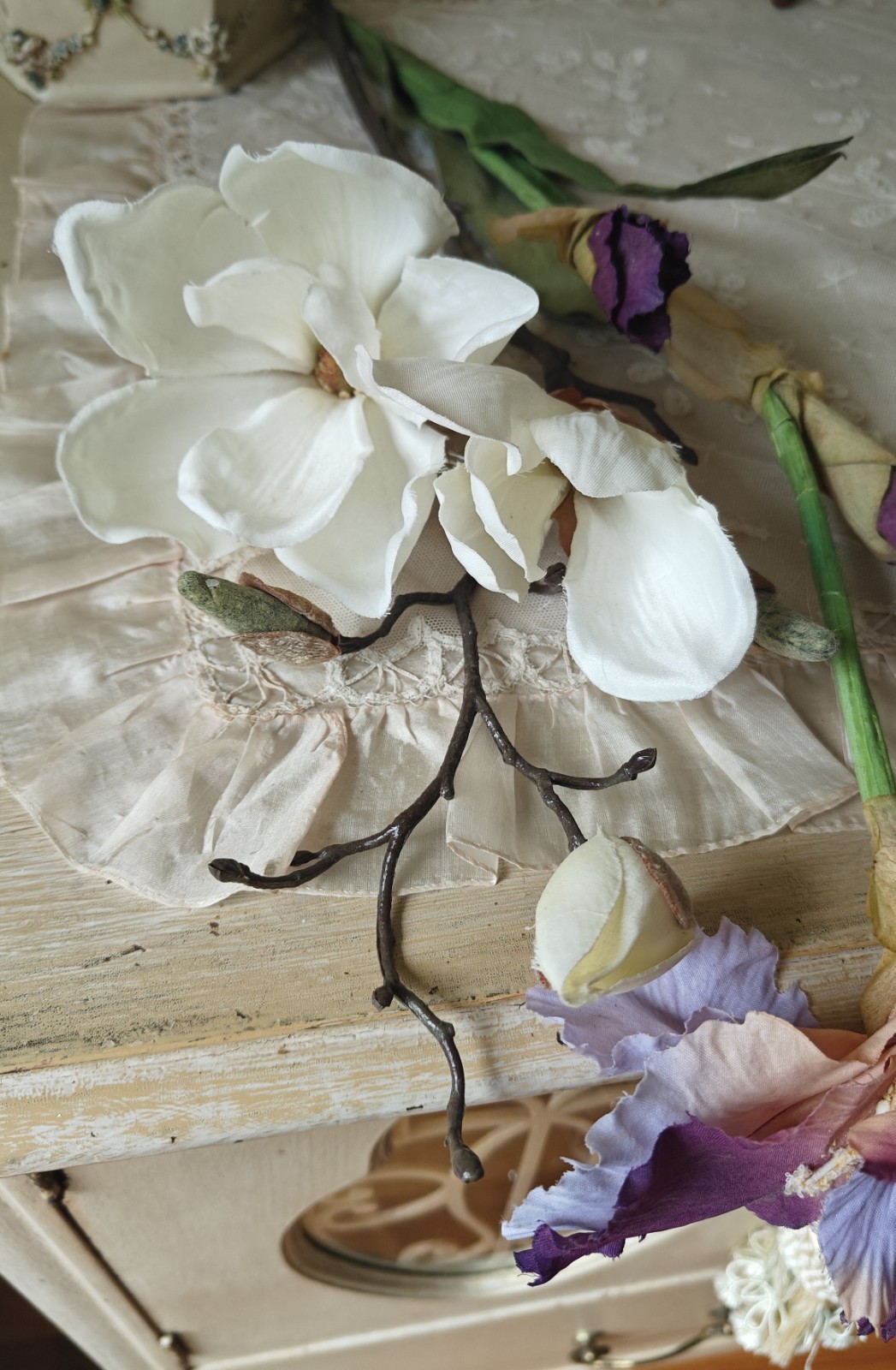 2 Large Stemmed Stems Iris And Magnolia Realistic