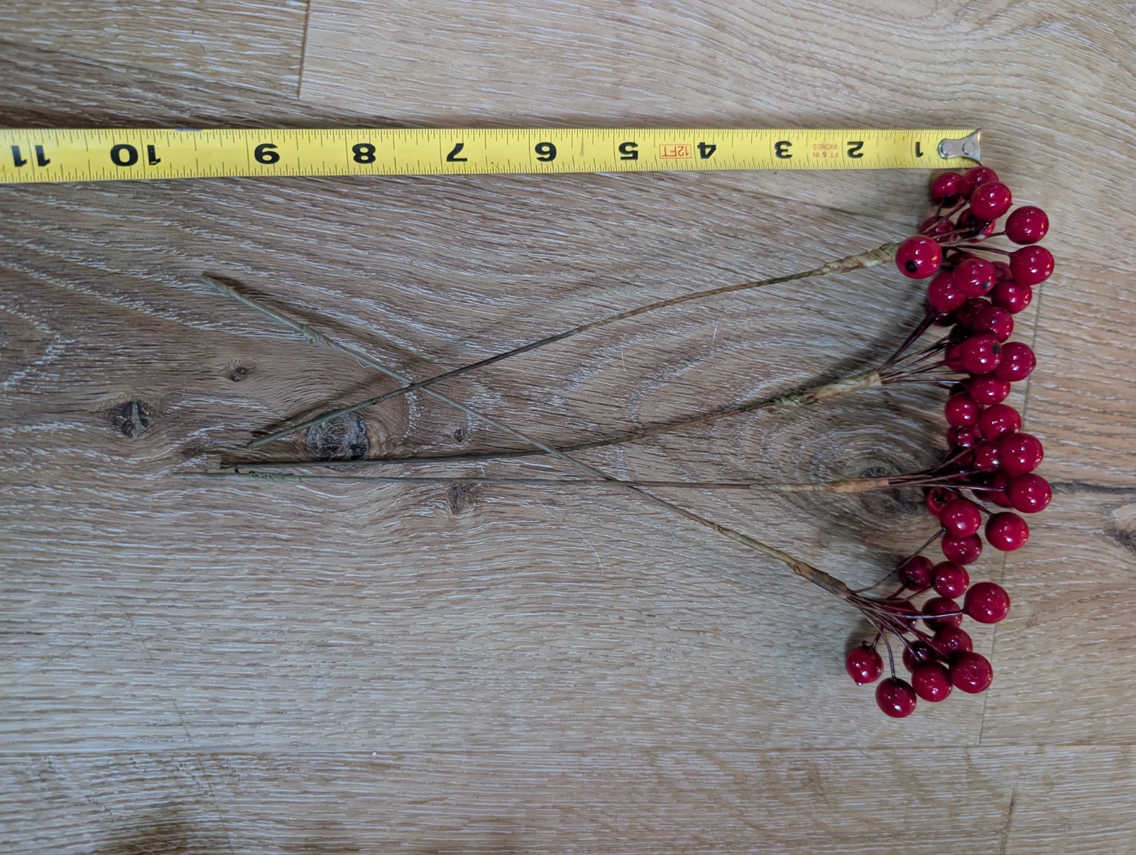 12Pcs Artificial Holly Berries Pinecones Gold Trim Rattan Star