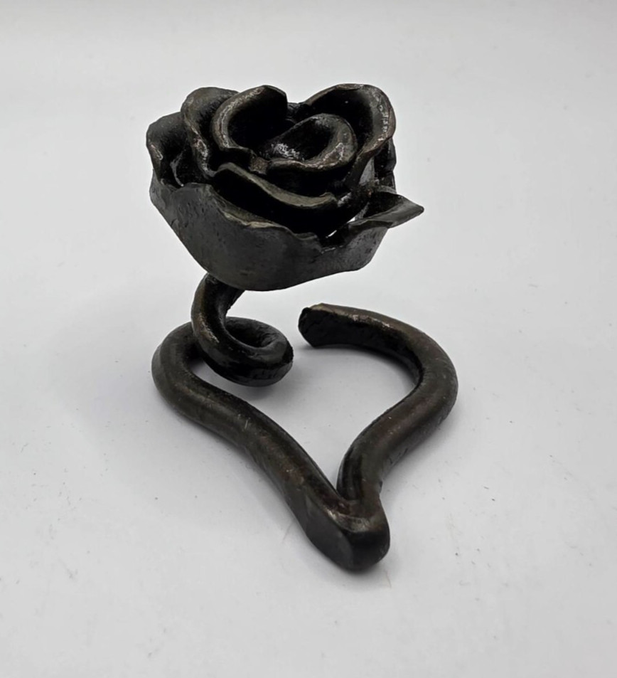 Metal Flower Heart Shape Bottom 1.5″