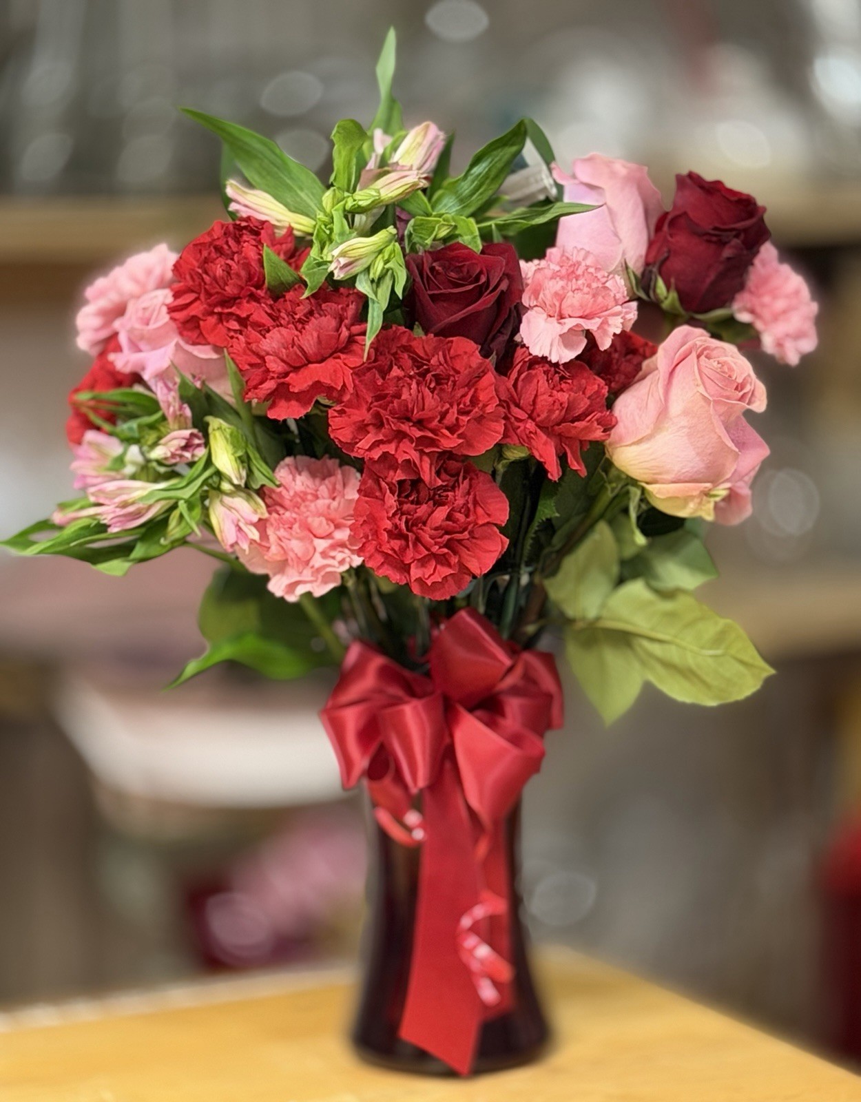 Fresh Rose & Carnation Flower Bouquet Red Pink Arrangement Glass Vase Ribbon