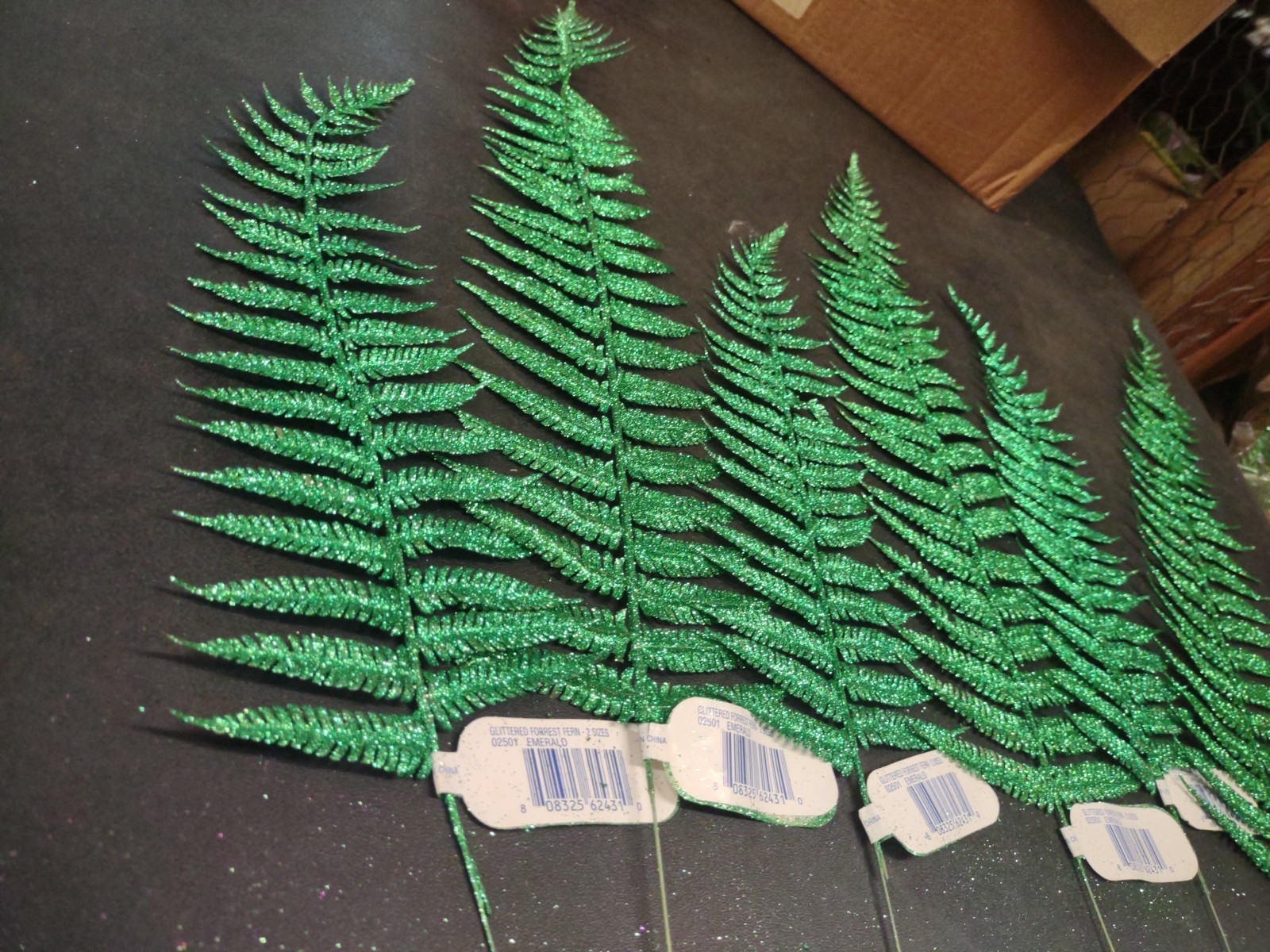 6 Pieces Emerald Green Glittered Retro Plastic Forrest Fern, 2 Sizes 15″ & 24″