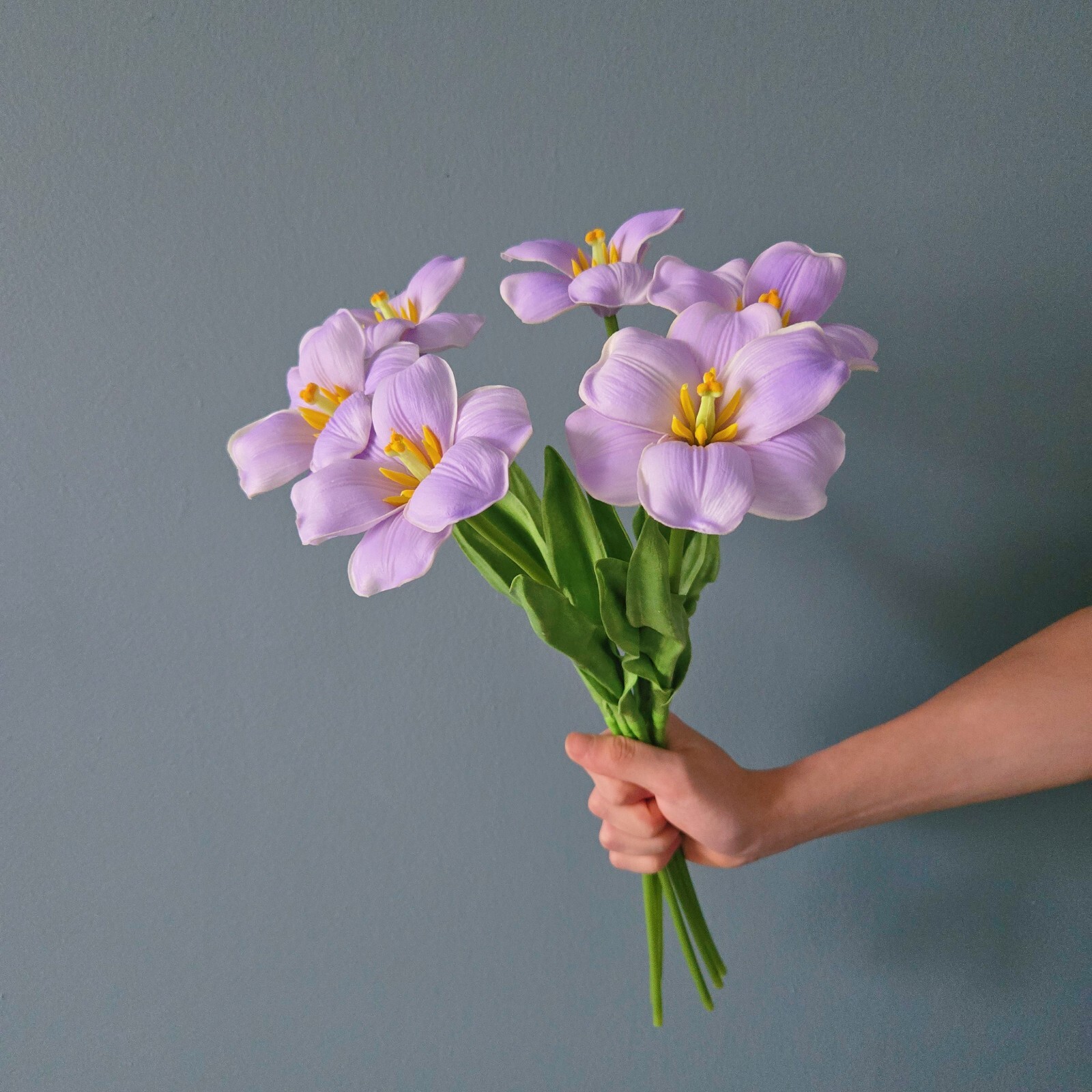 6PCS artificial fully bloomed tulips in pink, purple, and white for home décor.