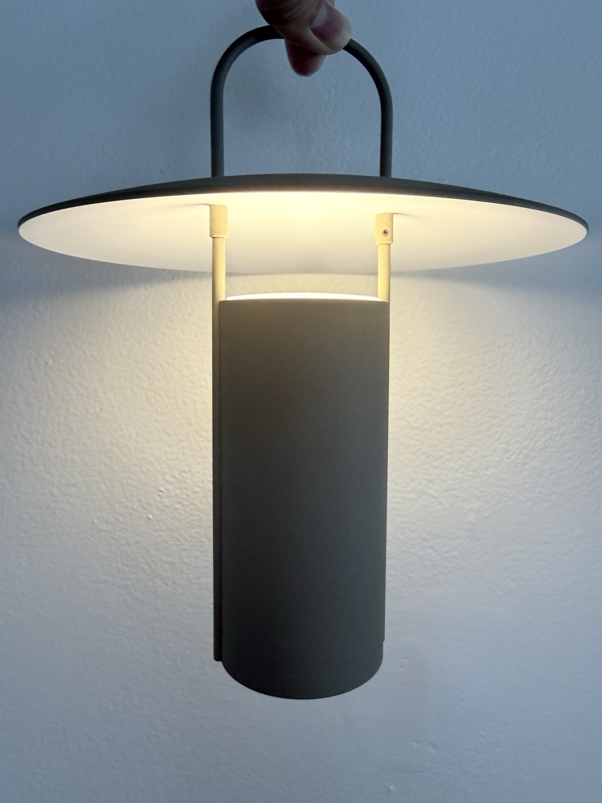 Modern Portable “Ray Lamp” – Minimalist LED Table Lamp | Indoor & Outdoor Lighti