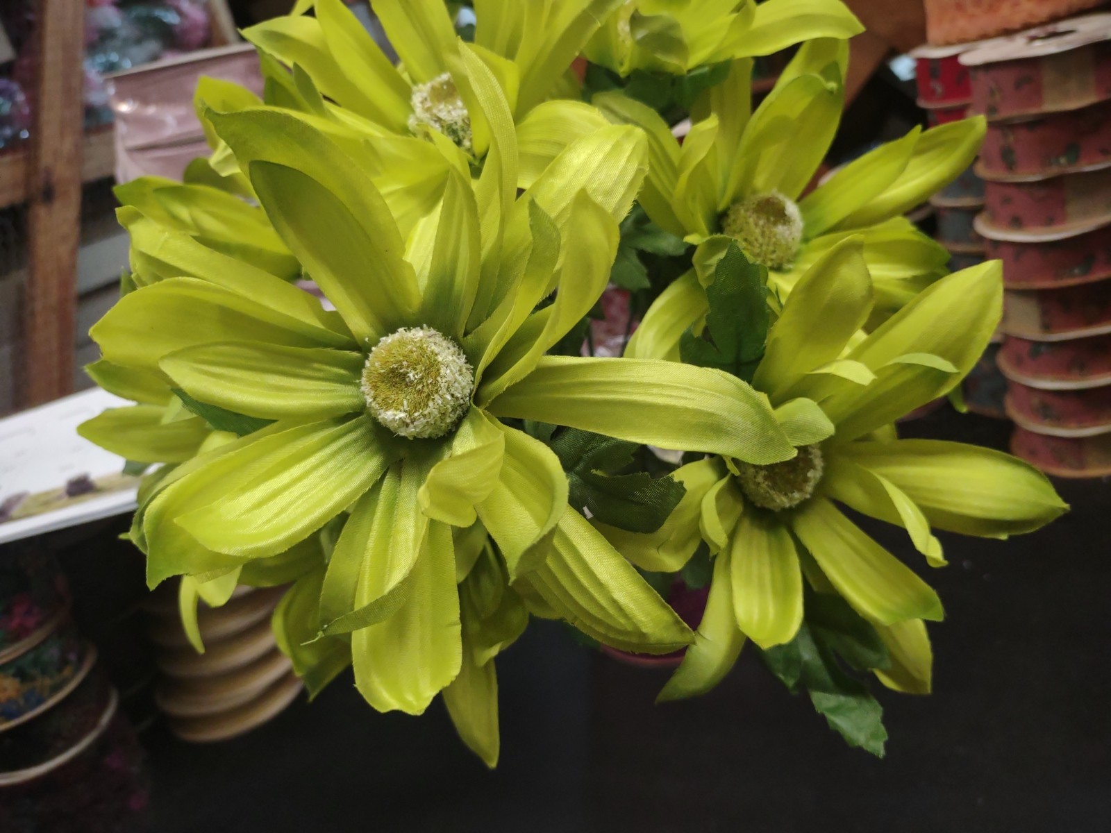 18″ Spider Dahlia, Silk Bush “Grand Teton” w 9 Stems, Spring Green, 5″ Blooms