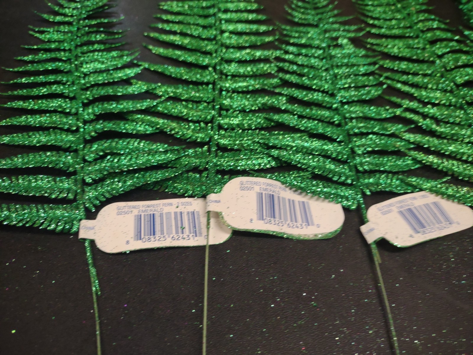 6 Pieces Emerald Green Glittered Retro Plastic Forrest Fern, 2 Sizes 15″ & 24″