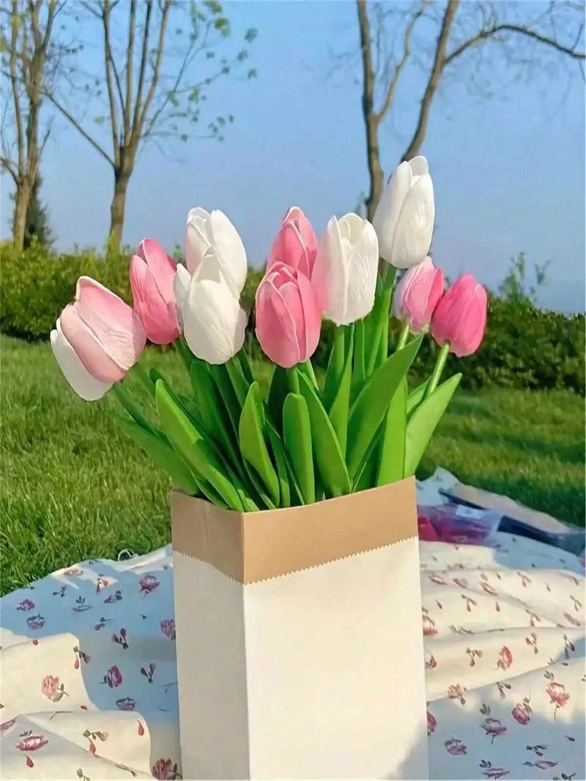 A Set of 6 Artificial Tulips, Suitable for Home Decoration and Tabletop Floral D