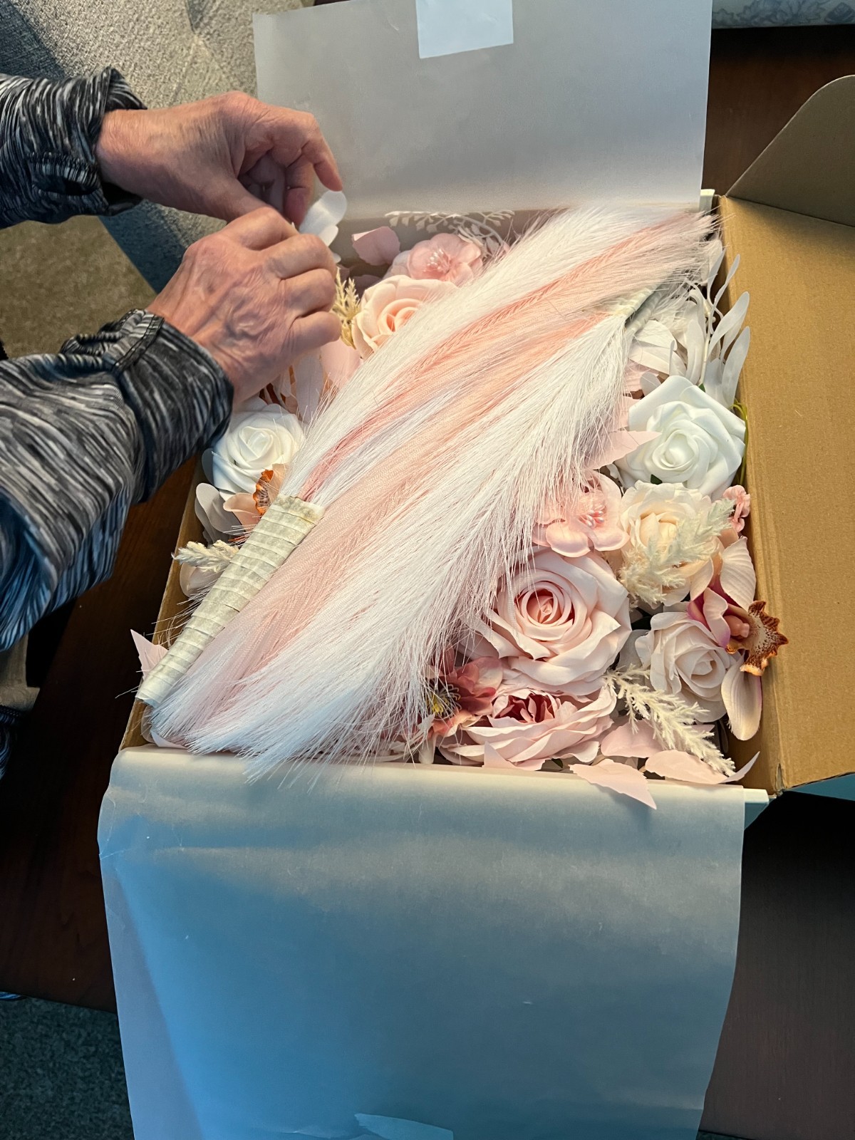 Lisuun Handmade Flowers for Weddings, Pink With Feathers, Brand New in Open Box