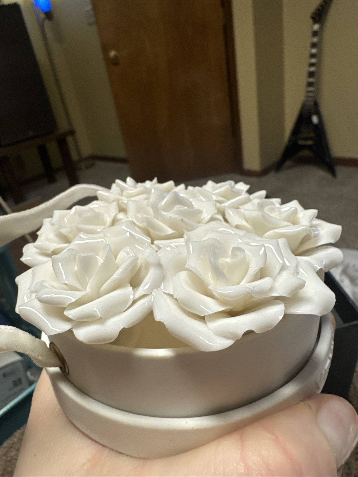 RARE Venus et Fleur Maison Collection All-Porcelain Rose Cluster – 7 White Roses