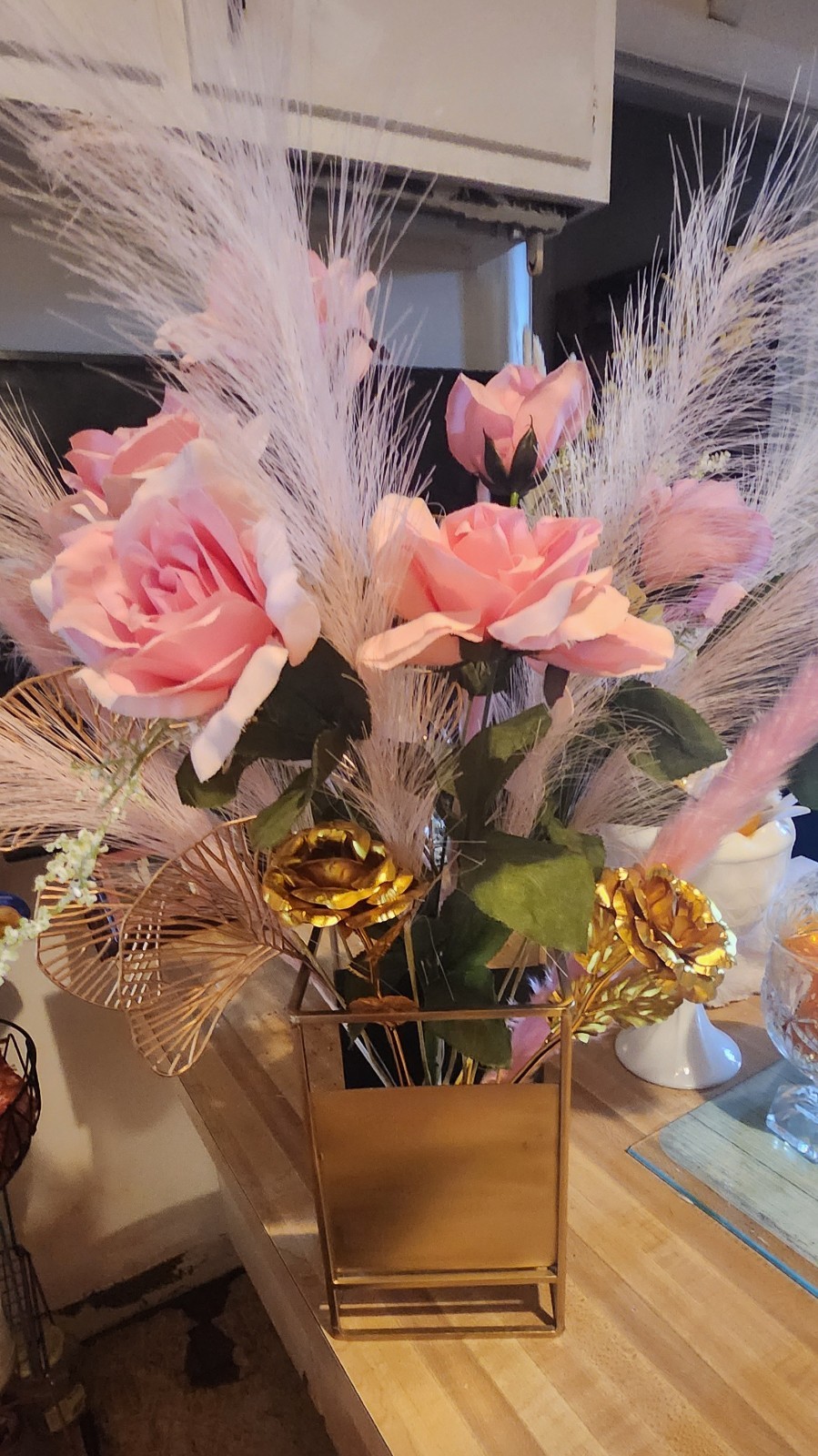 “PINKY ” FLOWER ARRANGEMENTS IN THE GOLD