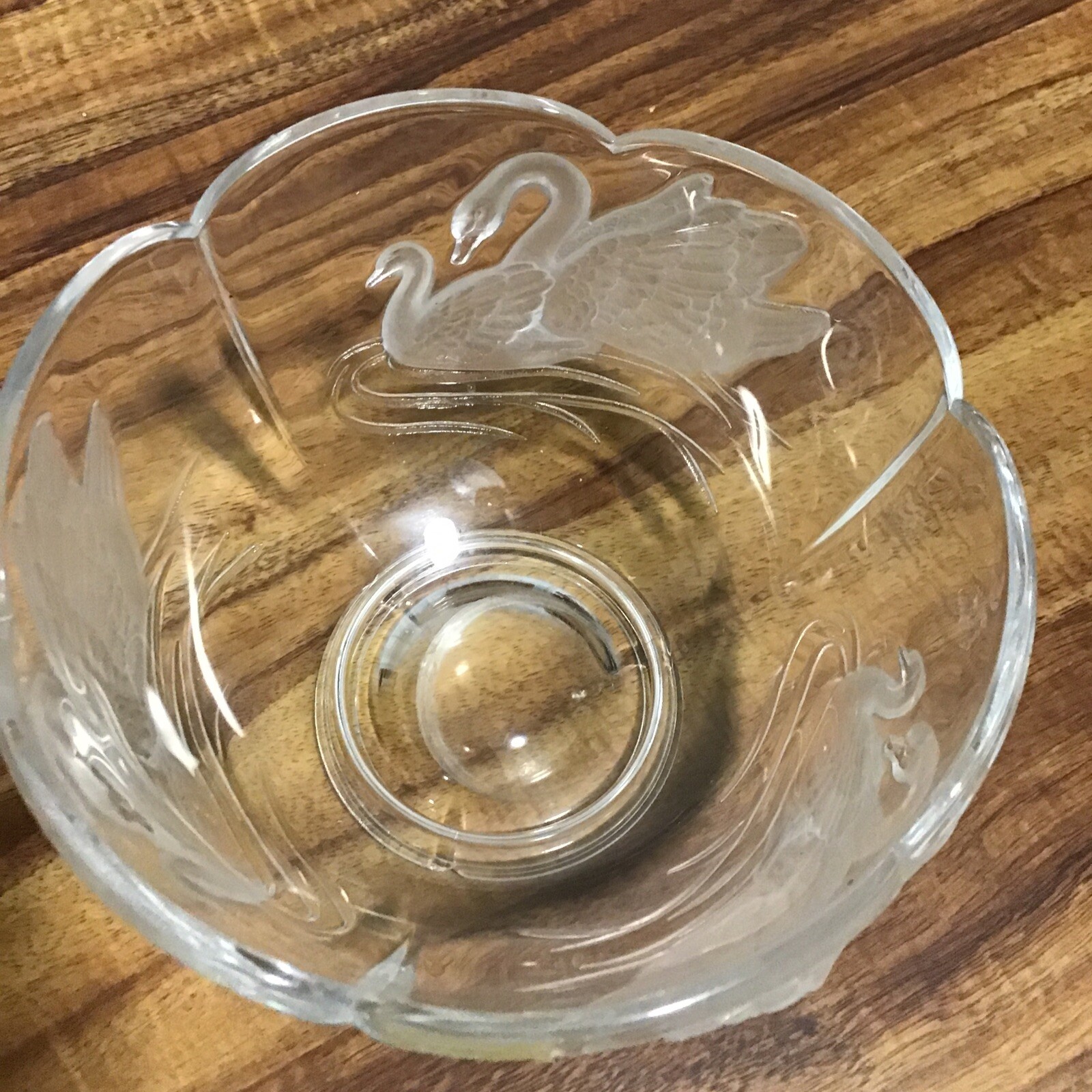 Teleflora 24% Lead Crystal Frosted Swan Round Bowl/Vase Pretty