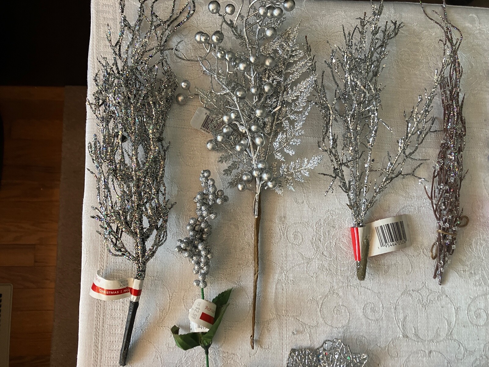 FANTASTIC LOT OF 22 PIECES OF FLORAL DECOR FOR THE HOLIDAY SEASON.