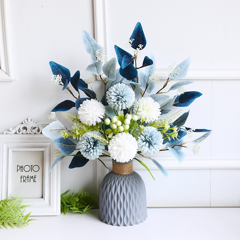 Fake flower and artificial flower decorative pieces on the tabletop
