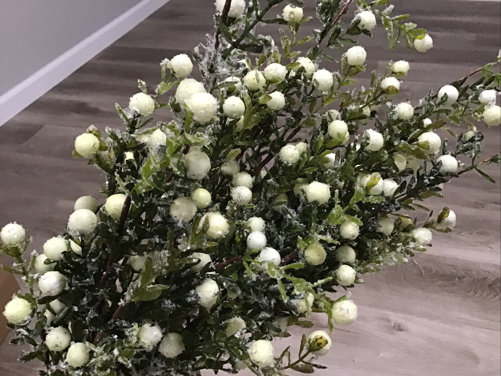 NEW Christmas Faux Glitter Berry Floral 20” Stems 21 Pcs Green White Berries
